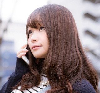 茜さや_午後の天気を気にするお散歩女子.jpg